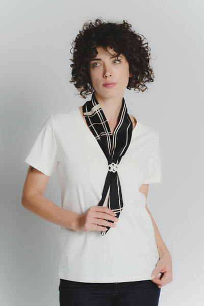 T-shirt Bianca con Foulard Nero e Beige Check