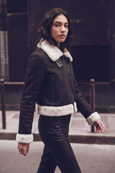 Nagel im Gold-Shearling-Stil