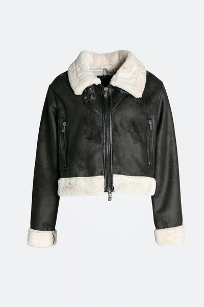 Nagel im Gold-Shearling-Stil