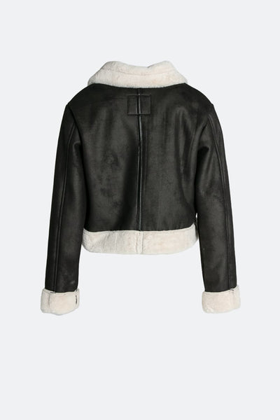 Nagel im Gold-Shearling-Stil
